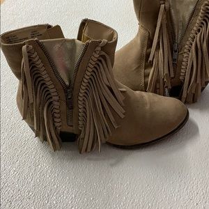 Short boots with fringe